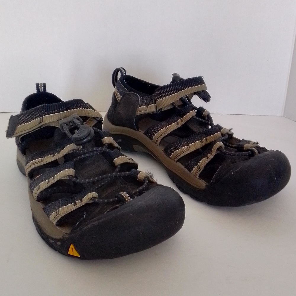 Keen Newport H2 closed toe sandal size 4